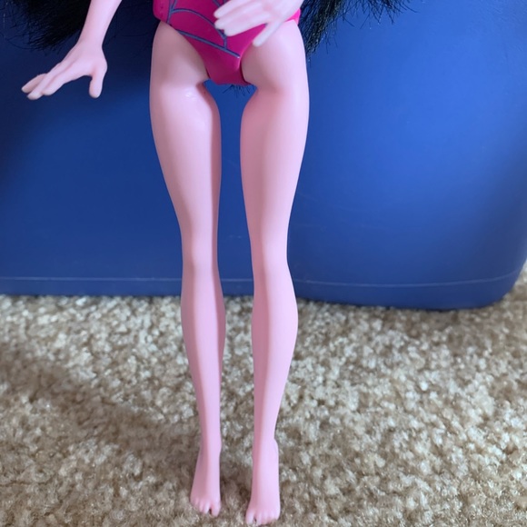 MONSTER HIGH DRACULAURA PINK SWIMSUIT DOLL - Picture 4 of 6